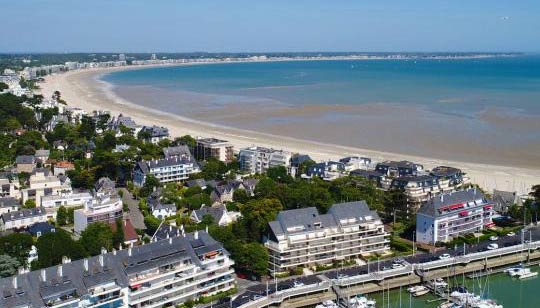 Le-spot-de-kitesurf-de-La-Baule,-plage-Benoit