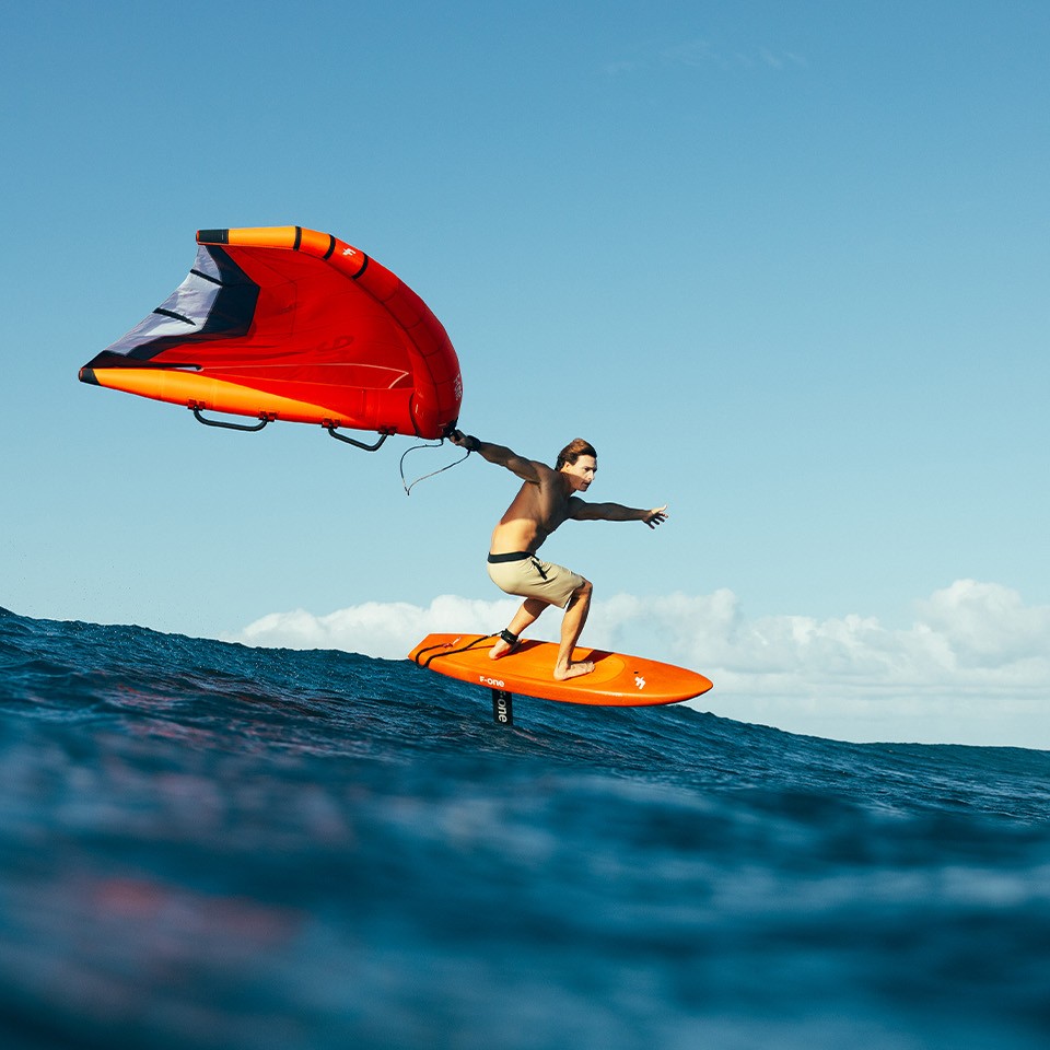 rider utilisant la F-ONE ROCKET MID LENGTH V2 pour surfer une vague