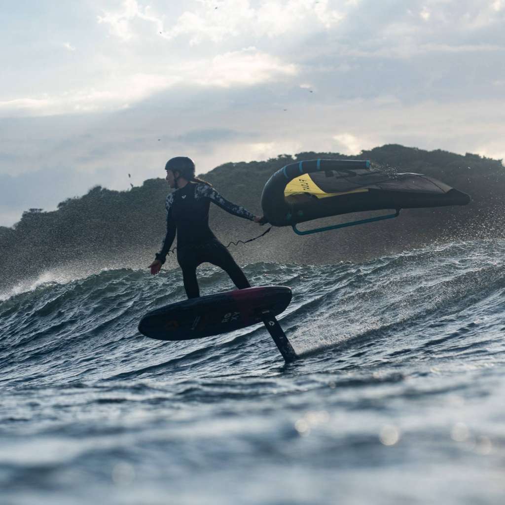 Rideuse en action sur une mer agitée avec la DUOTONE FLOAT 2025