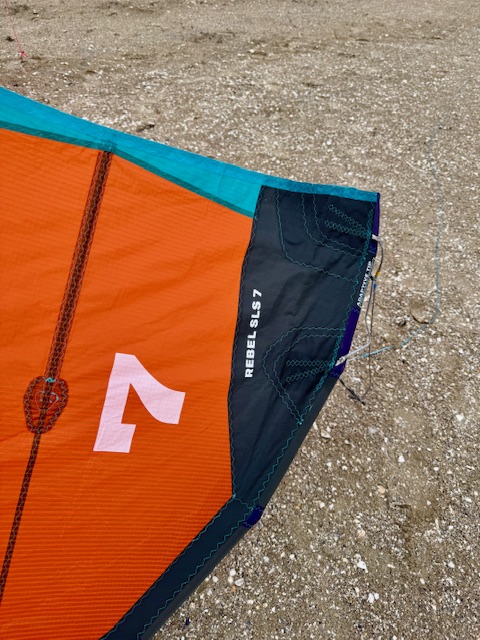 Gros plan sur les coutures de l'aile de kite Rebel SLS 2025.