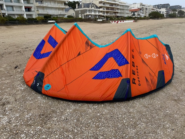 Gros plan sur les coutures de l'aile de kite Rebel SLS 2025.