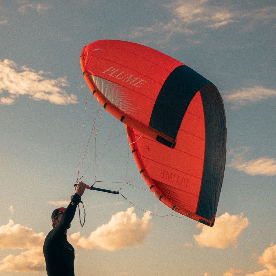 K-Wing foil sous un ciel ensoleillé – prise en main de la parawing F-ONE Plume