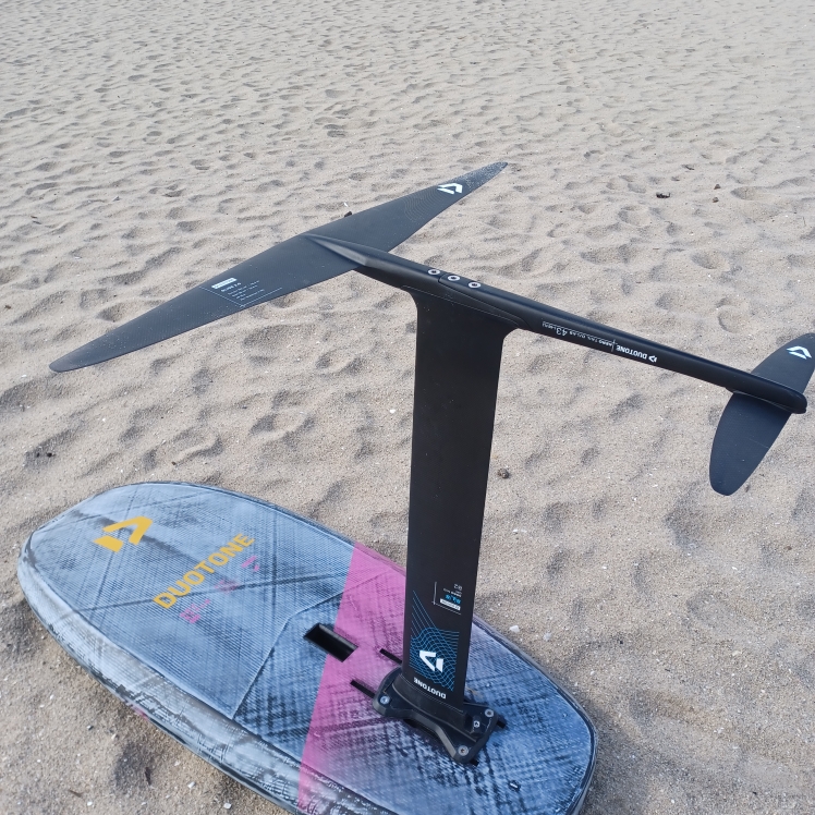 Foil DUOTONE Glide 2.0 monté sur planche, vue de près sur la plage