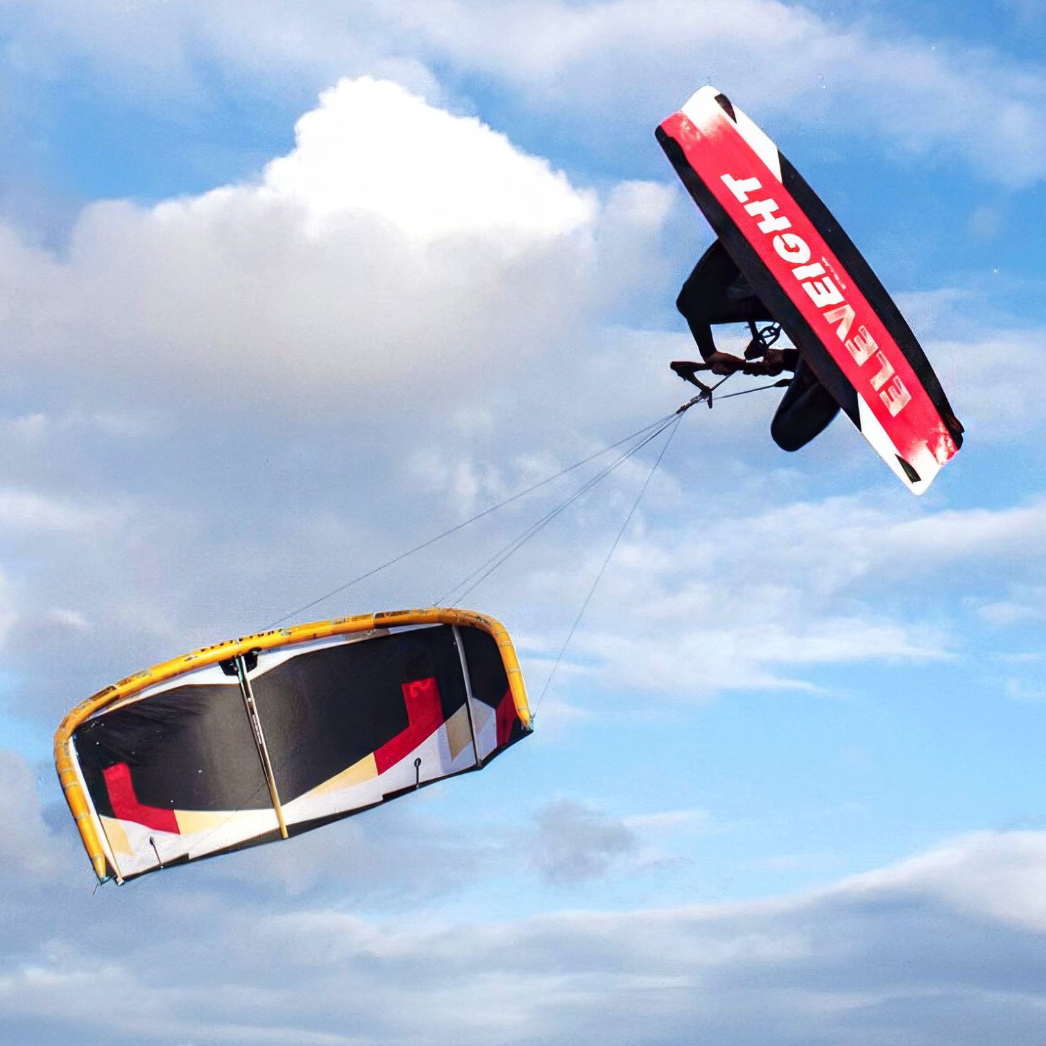 Peter Stiewe, designer Eleveight, en plein échange technique, bras levés pour illustrer un point lors d'une interview kitesurf