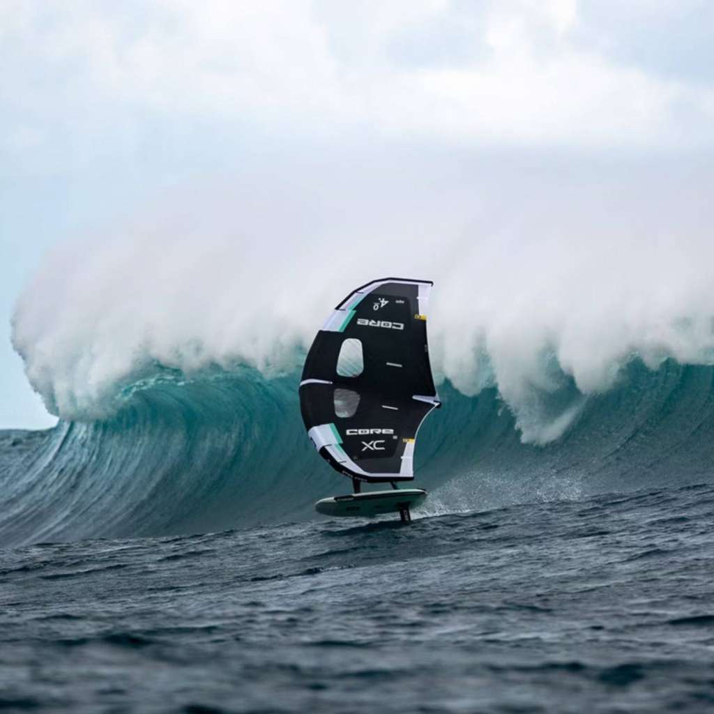 Design noir et blanc de l’aile de wingfoil CORE XC 2023