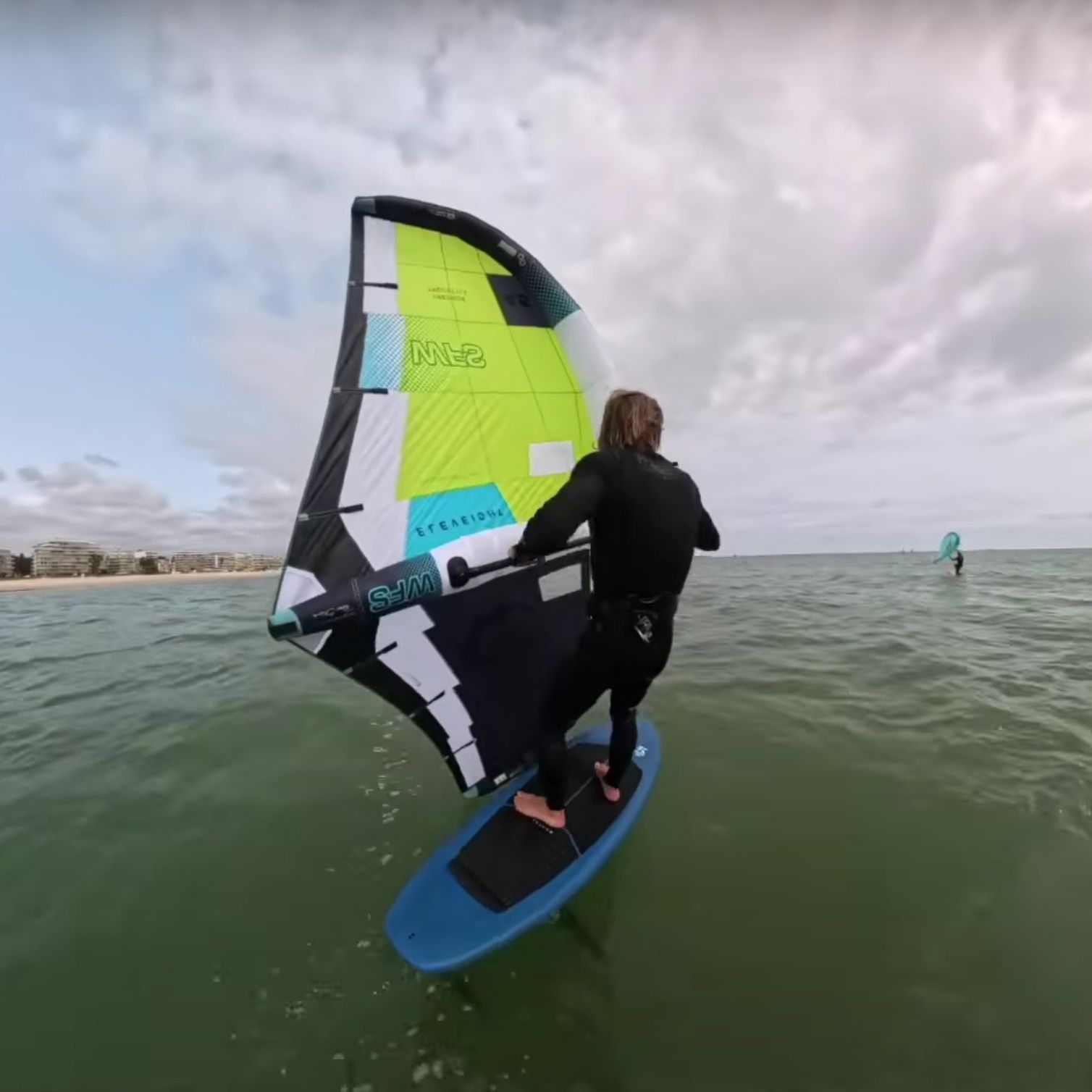 rider utilisant l'aile ELEVEIGHT WFS V6 sur l'eau 