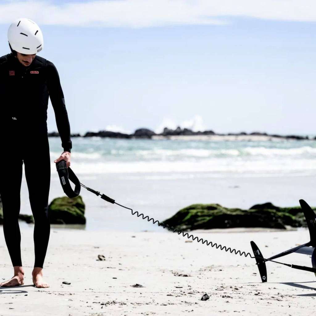 Peter Stiewe, designer Eleveight, en plein échange technique, bras levés pour illustrer un point lors d'une interview kitesurf