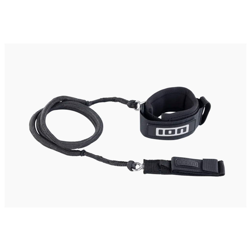 Peter Stiewe, designer Eleveight, en plein échange technique, bras levés pour illustrer un point lors d'une interview kitesurf