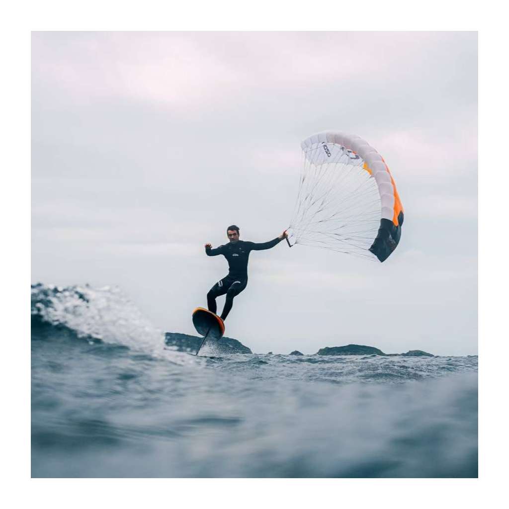 Pierre, coach de kitesurf et créateur YouTube, explique avec les mains un point technique face à Peter Stiewe, en pleine discussion