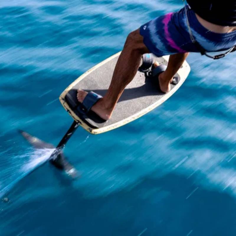 Vue rapprochée d’un kite surfeur en foil avec la planche Duotone Soar SLS 2026
