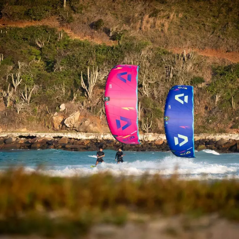Test Duotone Evo SLS 2025 en action sur l’eau, aile de kitesurf polyvalente big air et old school