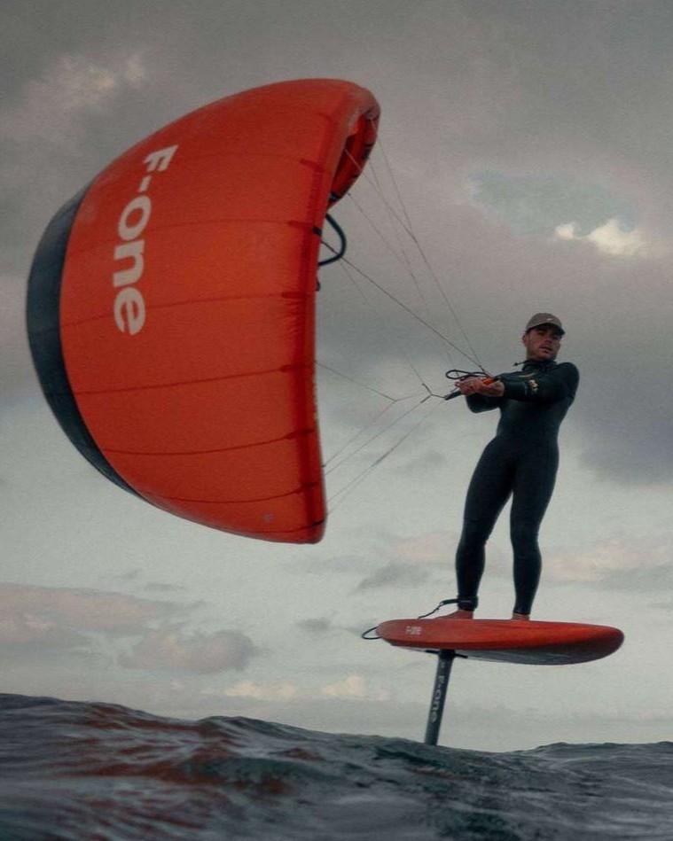 Navigation en foil avec la F-One PLUME 5m², démonstration de stabilité et de puissance dans le vent léger.