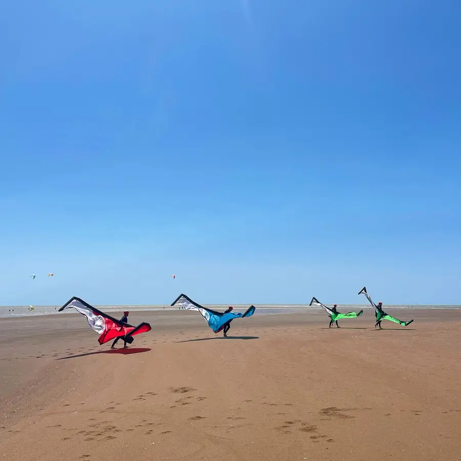 Rider kitesurf dans l'eau