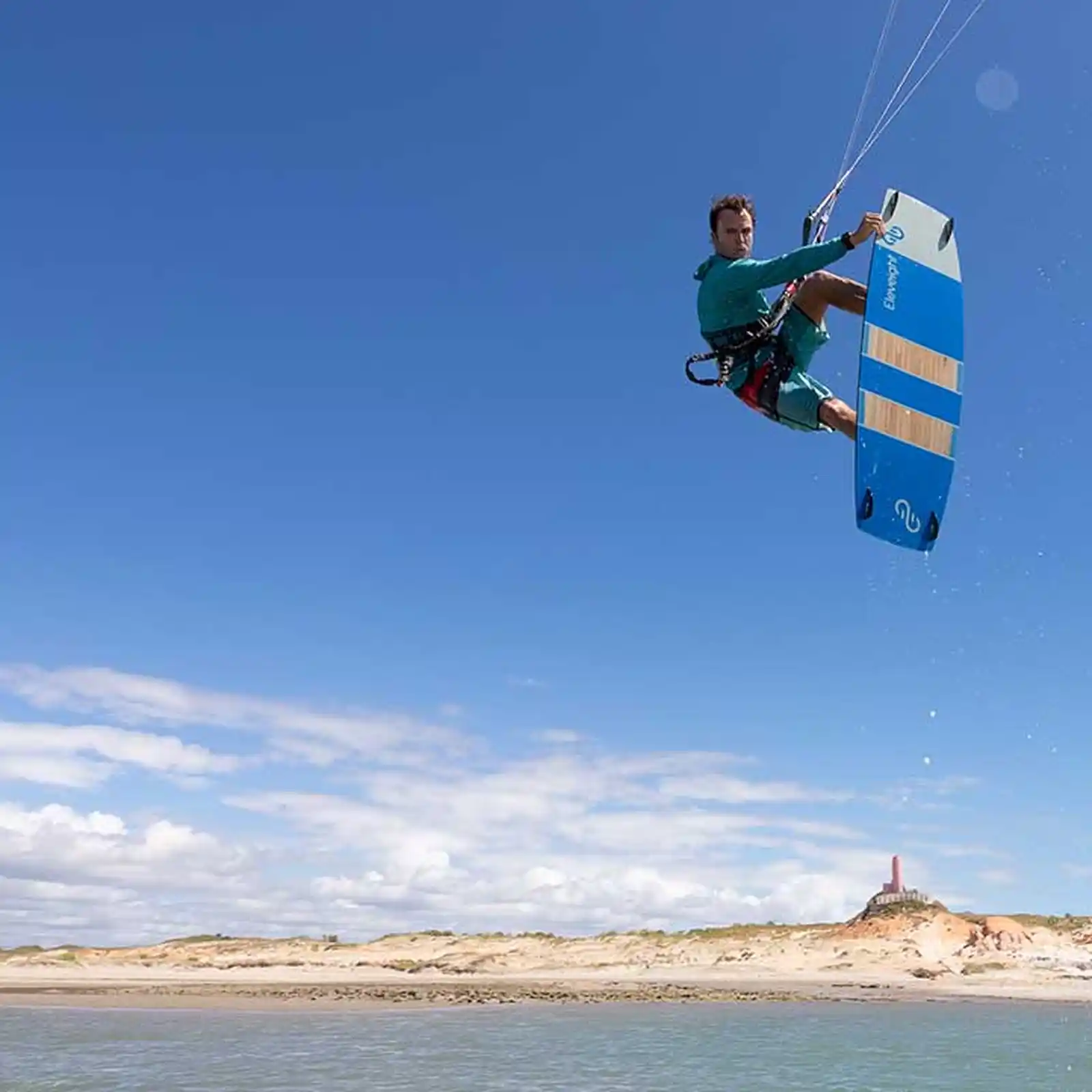 Rider en kitesurf sur le spot de Pontal de Maceio
