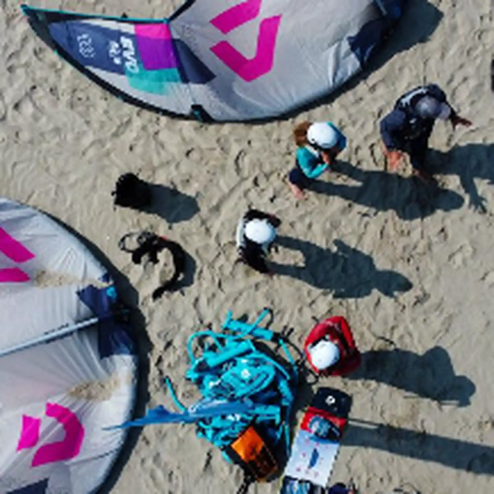 Vue drone des ailes Duotone sur la plage Evo Ride