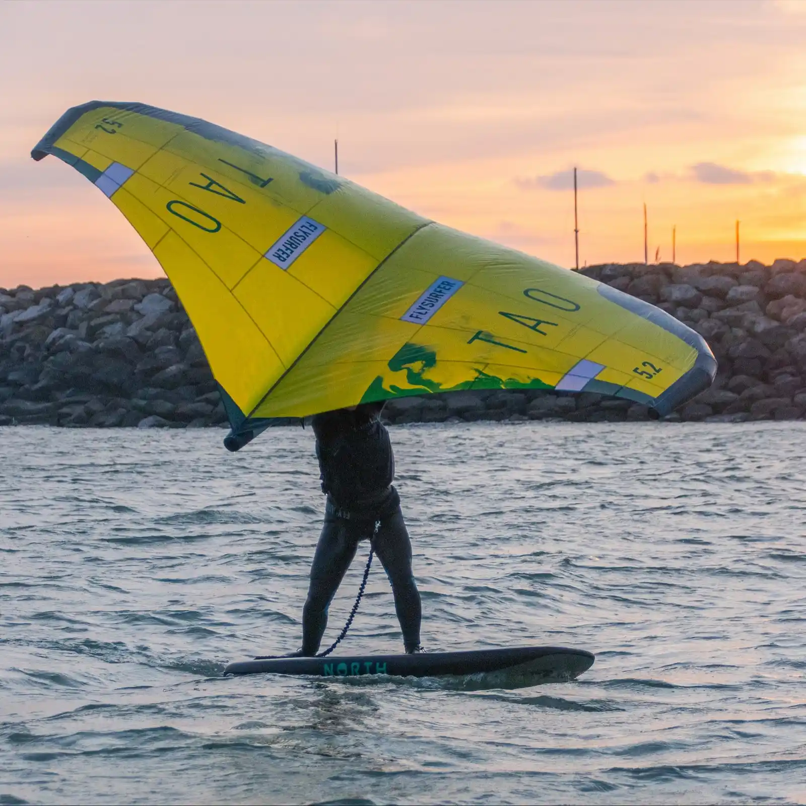 Cours de wingfoil au coucher du soleil à Noirmoutier