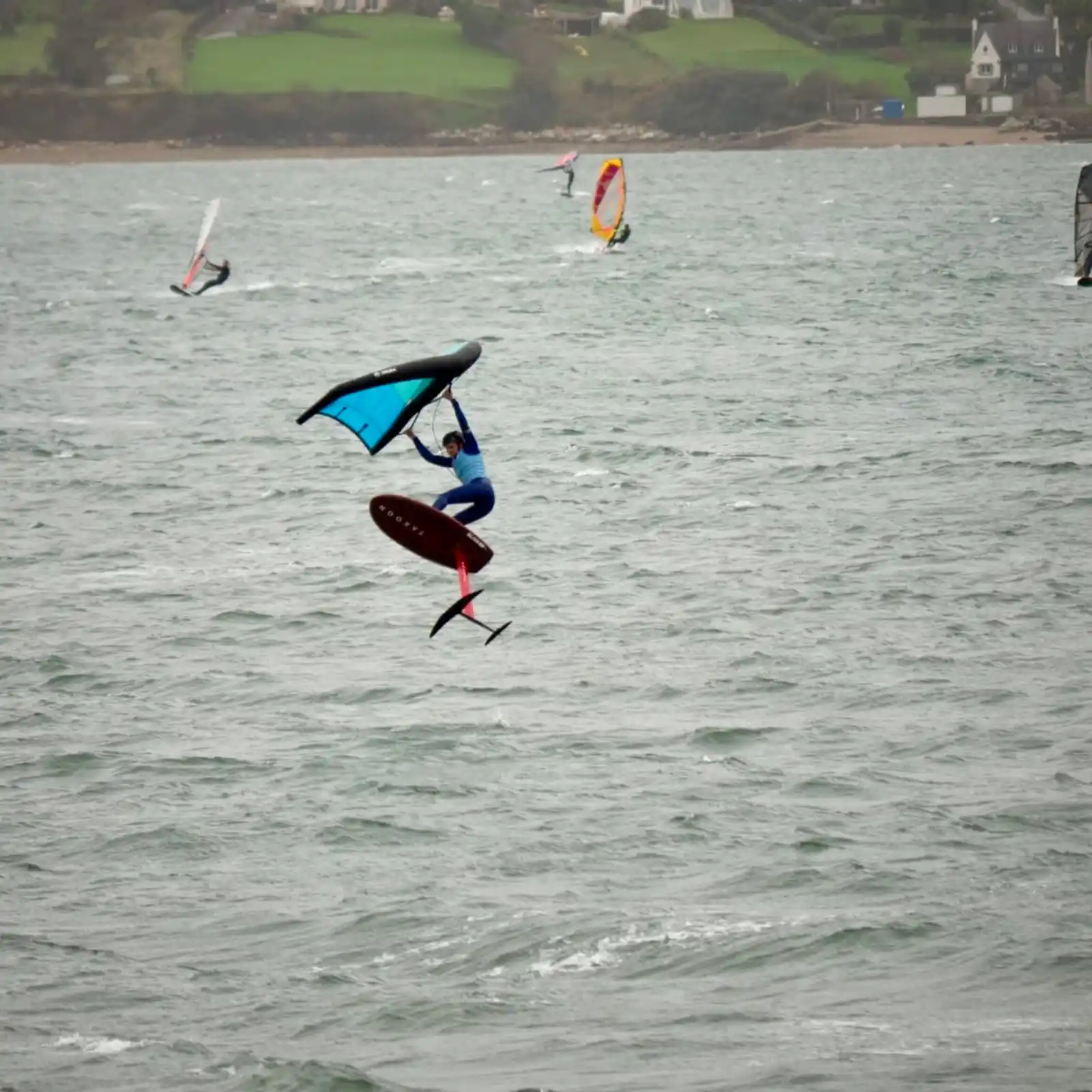 Session wingfoil avancée avec saut