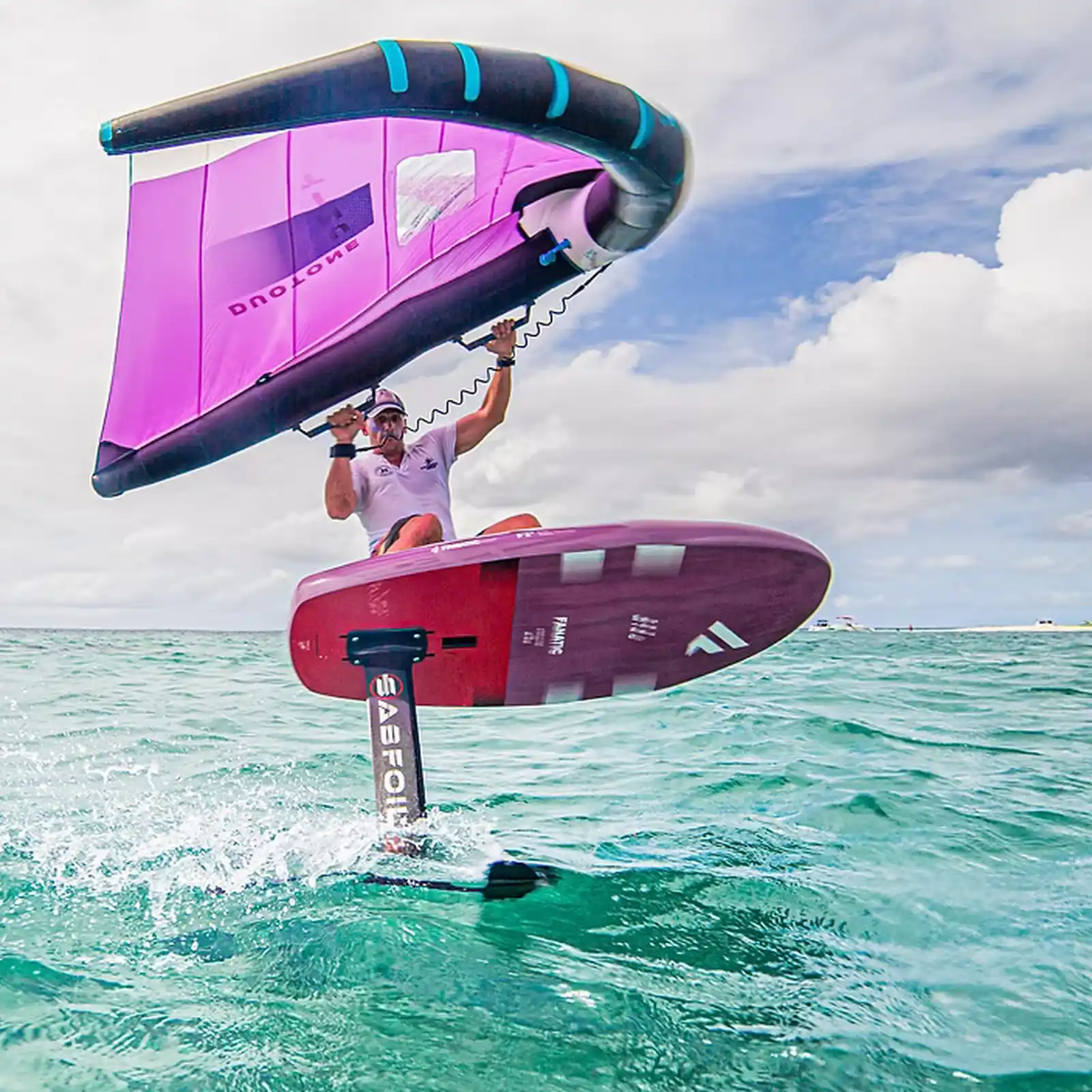 Session de wingfoil dans l'eau turquoise avec planche Duotone en Guadeloupe