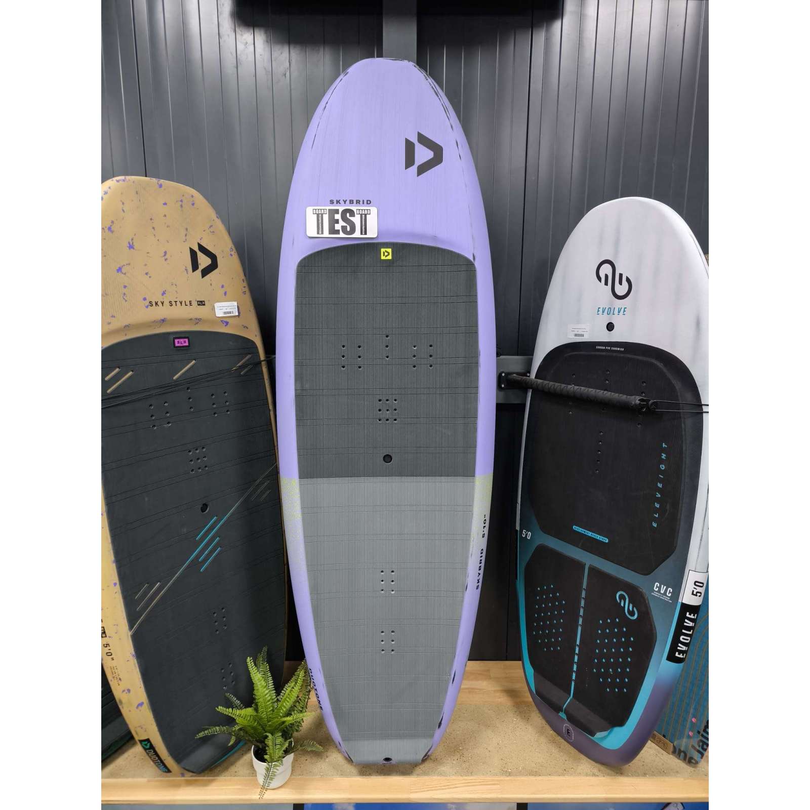 F-ONE ROCKET WING CROSSOVER 2025 – planche de wingfoil en action sur l'eau