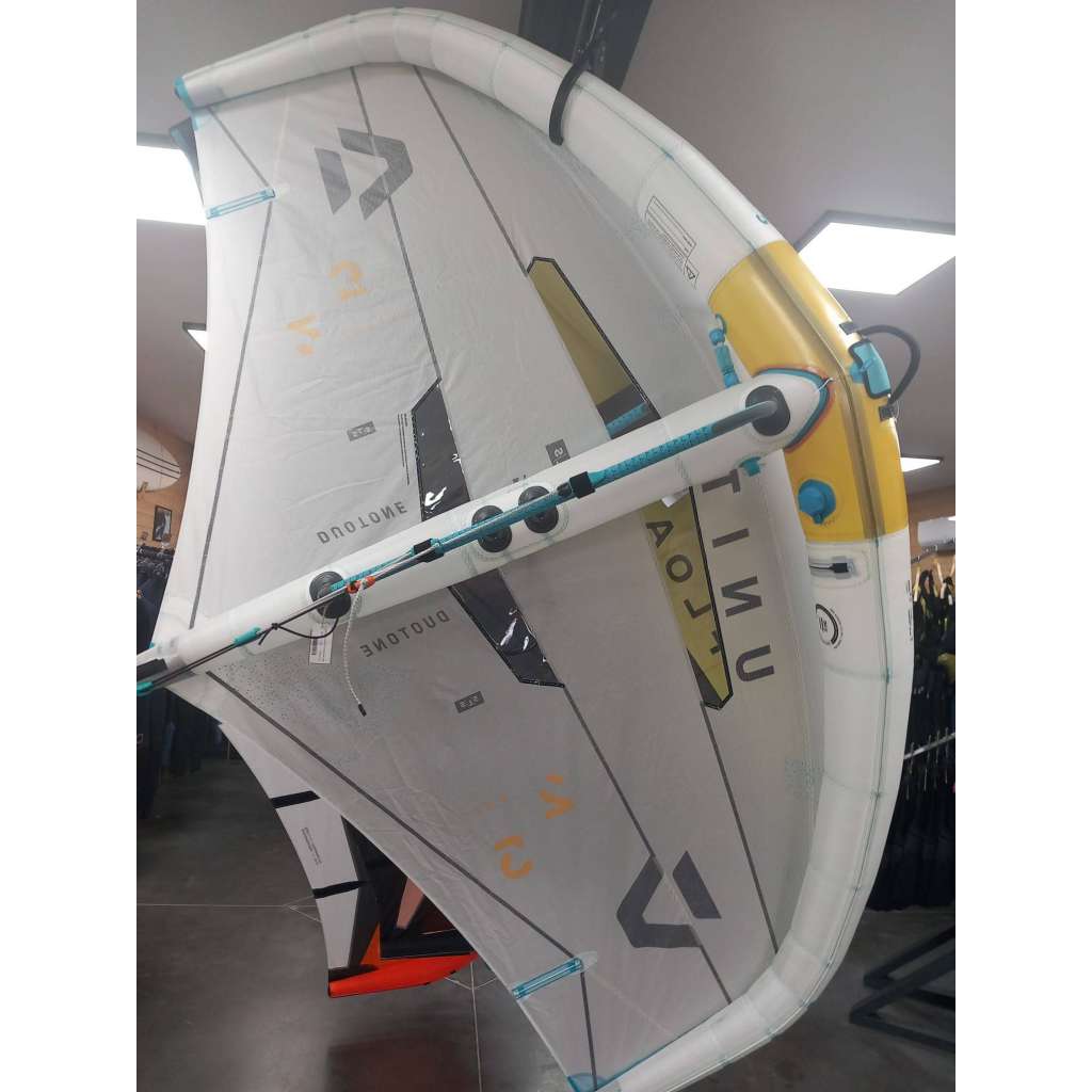 DUOTONE UNIT SLS CONCEPT BLUE 2025 – aile de wingfoil en action sur l'eau